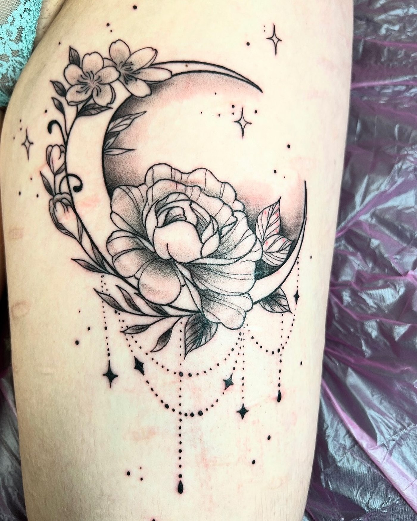 Florales Mond-Tattoo von Dark Veil